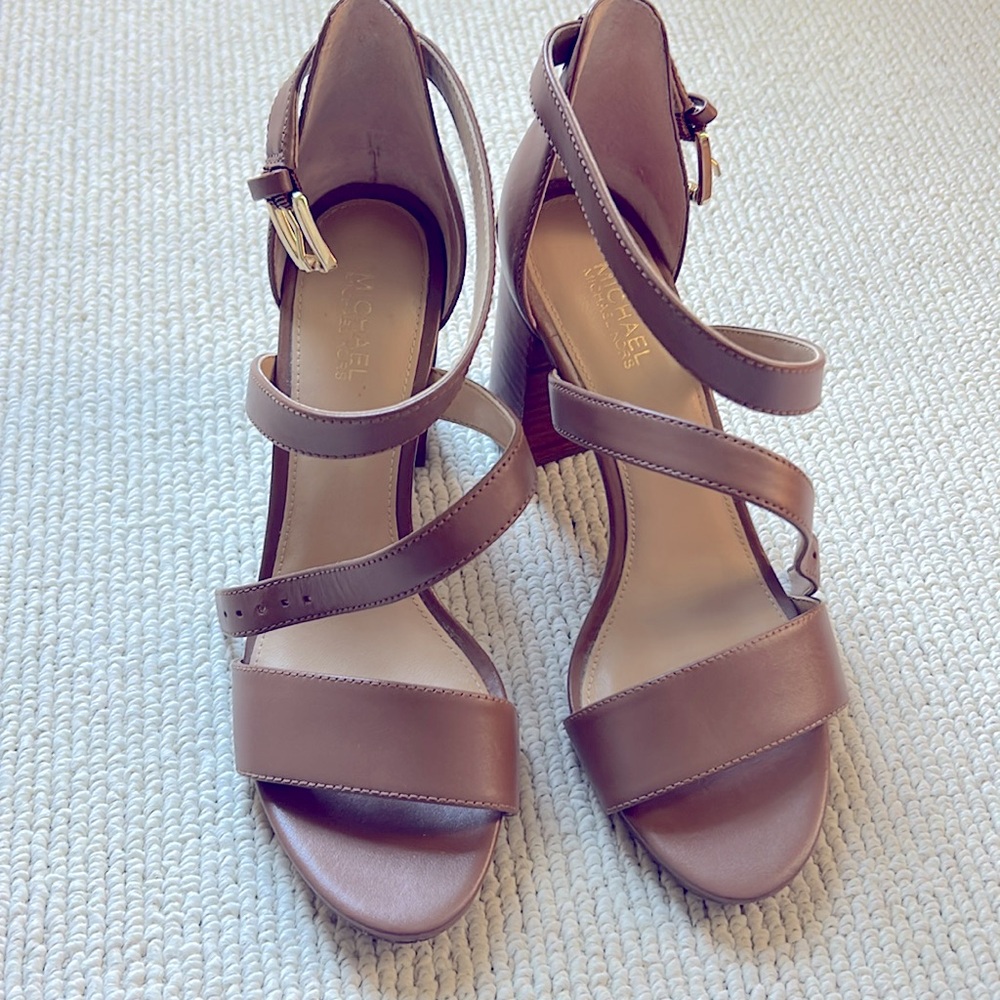 🌿Michael Kors Women’s light brown sandals size 6🌿